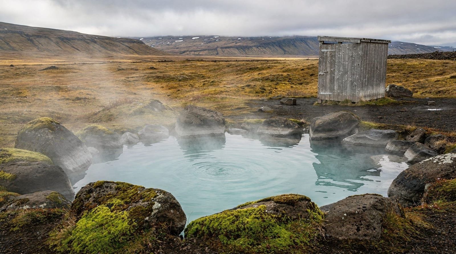 Le migliori sorgenti termali nascoste in Islanda oltre la Blue Lagoon — La Blue Lagoon costa almeno €56 e si prenota settimane prima. Ecco sei sorgenti 