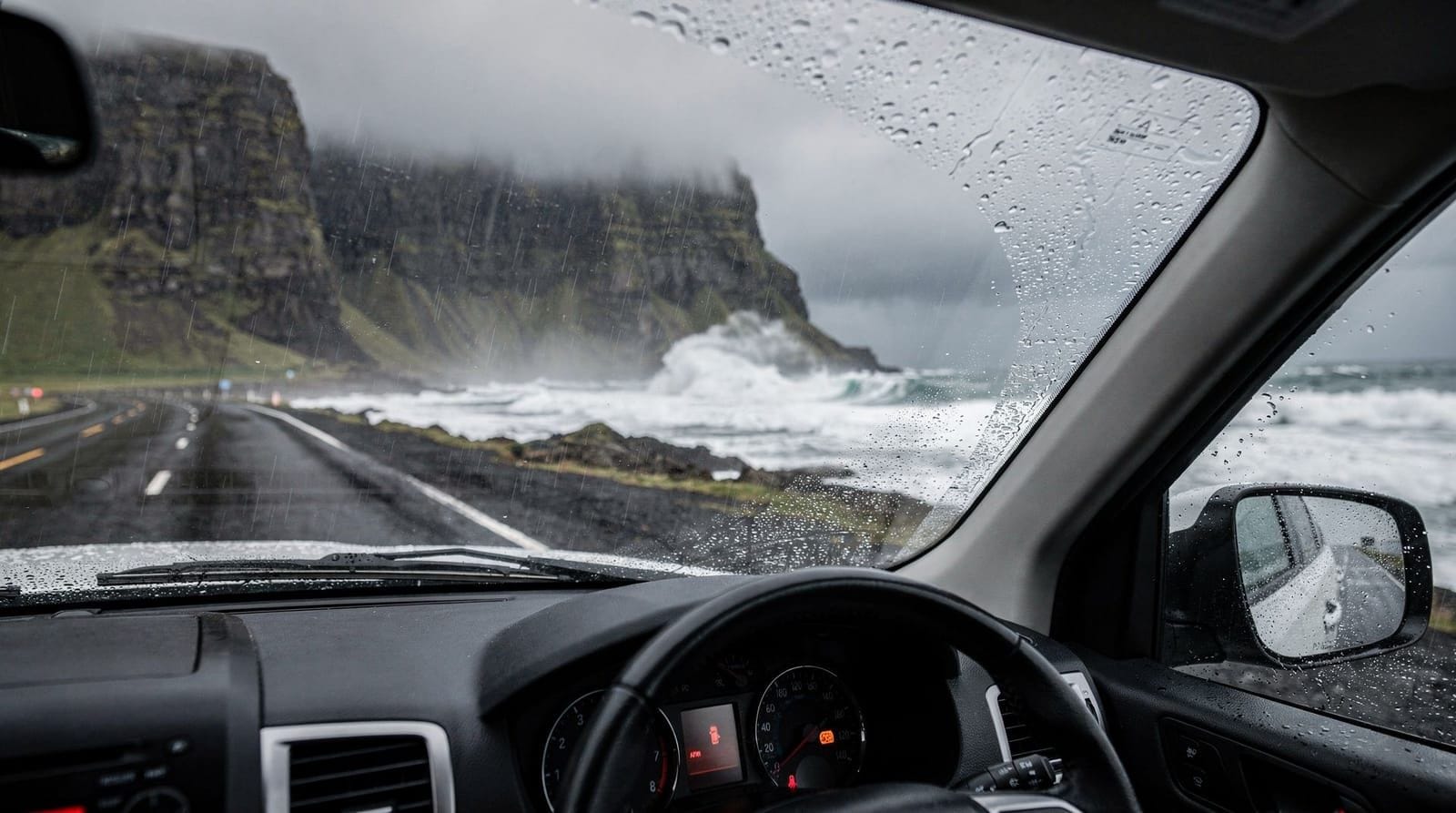 Guidare la costa sud in una tempesta: cosa è successo e cosa abbiamo imparato — Abbiamo guidato la costa sud dell'Islanda a novembre con allerta arancione e raf
