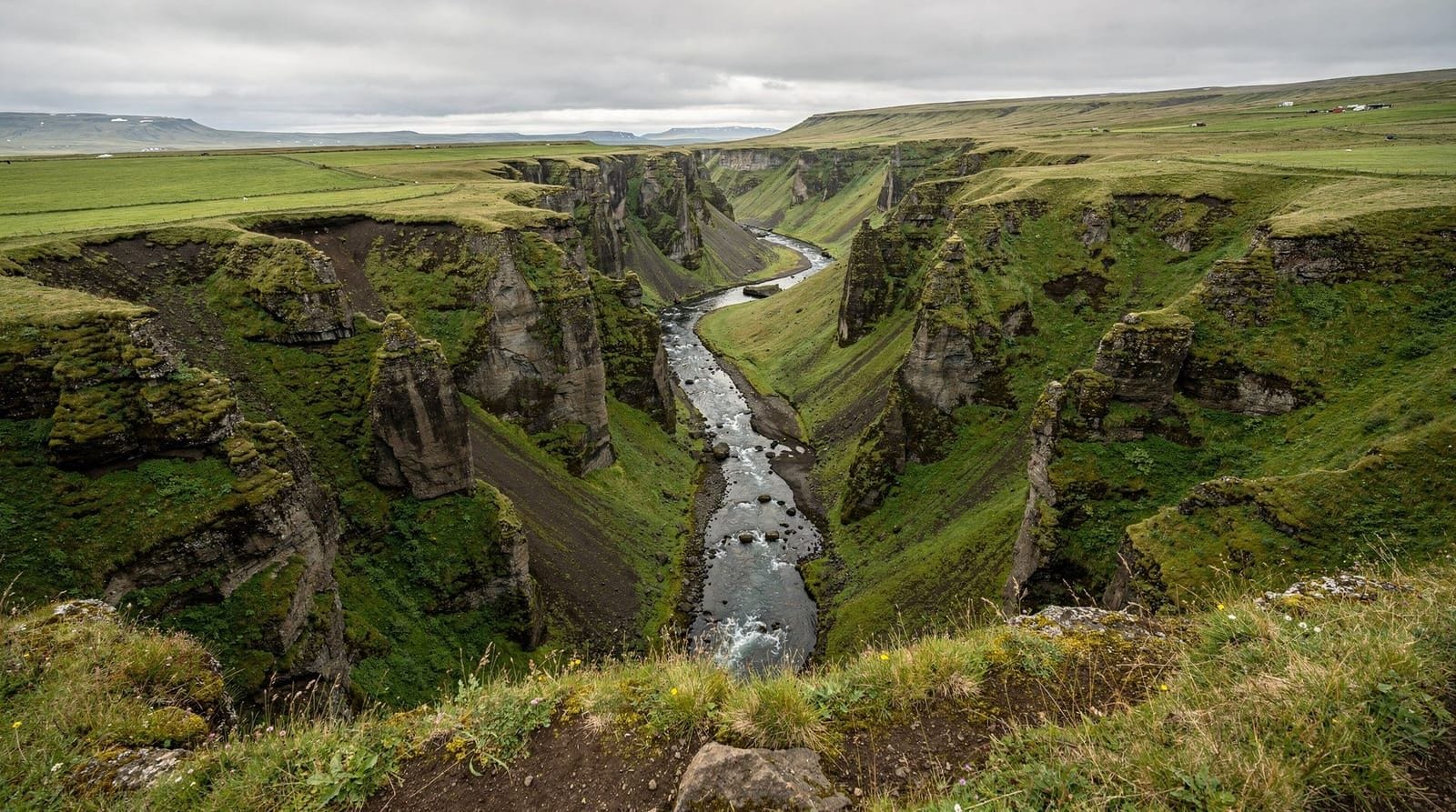 Fjaðrárgljúfur — wężowy kanion Południowej Islandii, Iceland