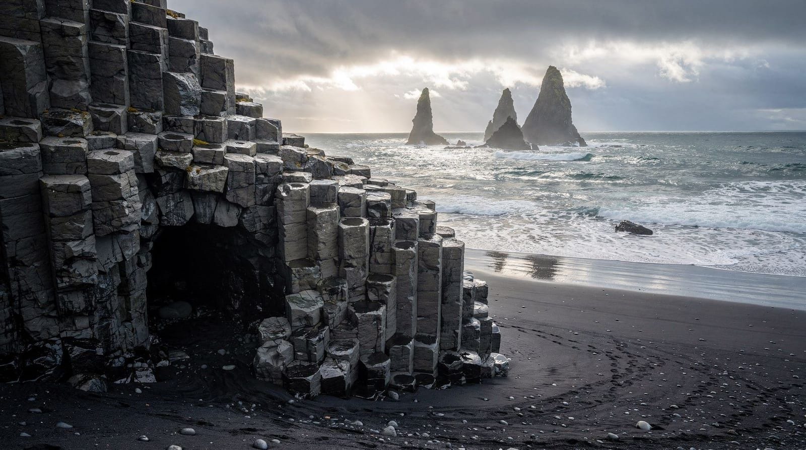 Reynisfjara — Islands ikonischer Schwarzsandstrand