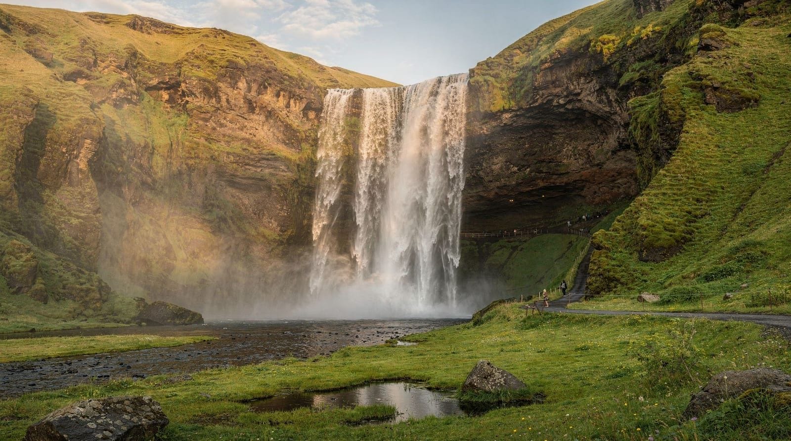 Seljalandsfoss — la cascata che puoi attraversare