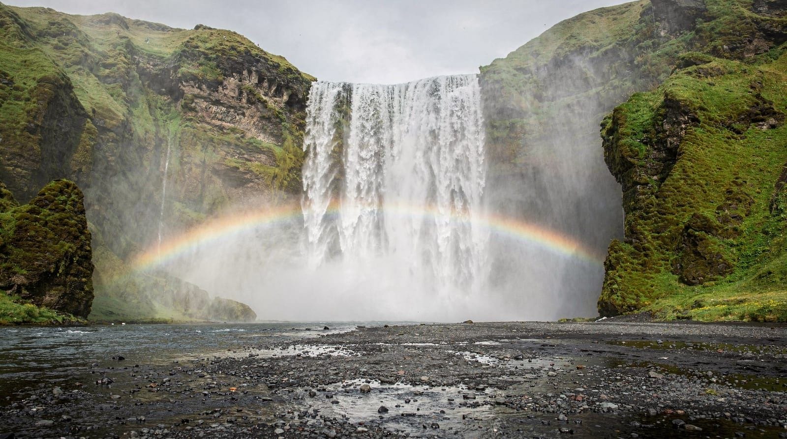 Skógafoss — der donnernde Südküstenwasserfall