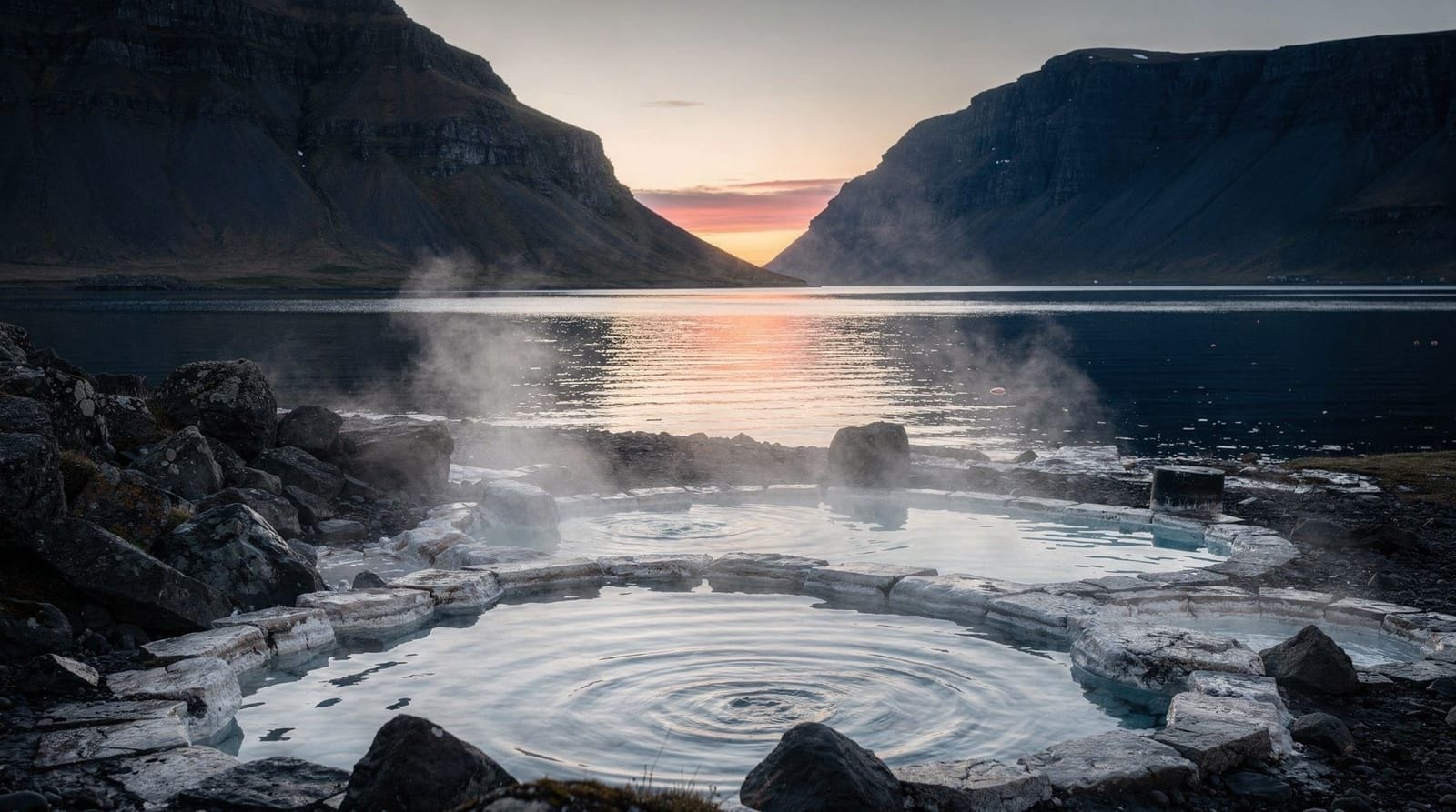 Hvammsvik Heißquellen — Gezeiten-Geothermalbecken am Hvalfjörður-Fjord