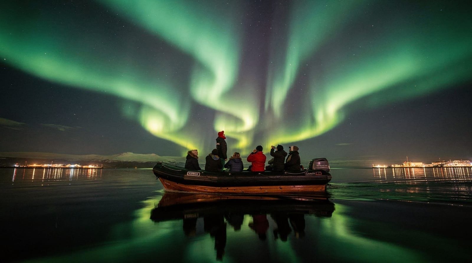 Northern lights tours in Iceland — bus vs. boat compared